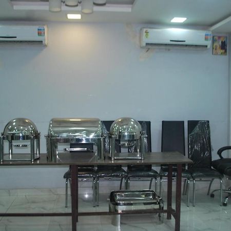 Hotel Heera International Calcutta Buitenkant foto