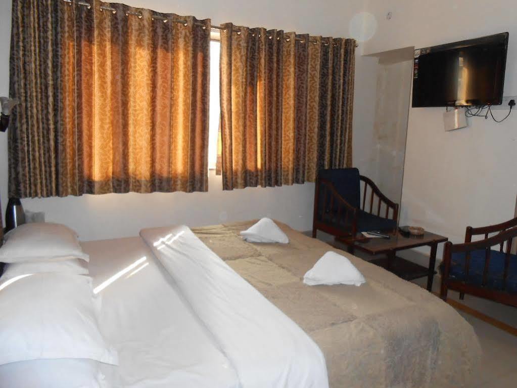 Hotel Heera International Calcutta Buitenkant foto