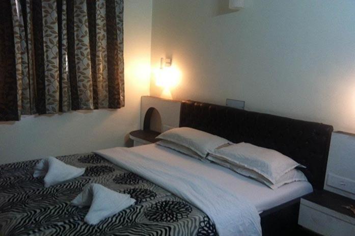 Hotel Heera International Calcutta Buitenkant foto