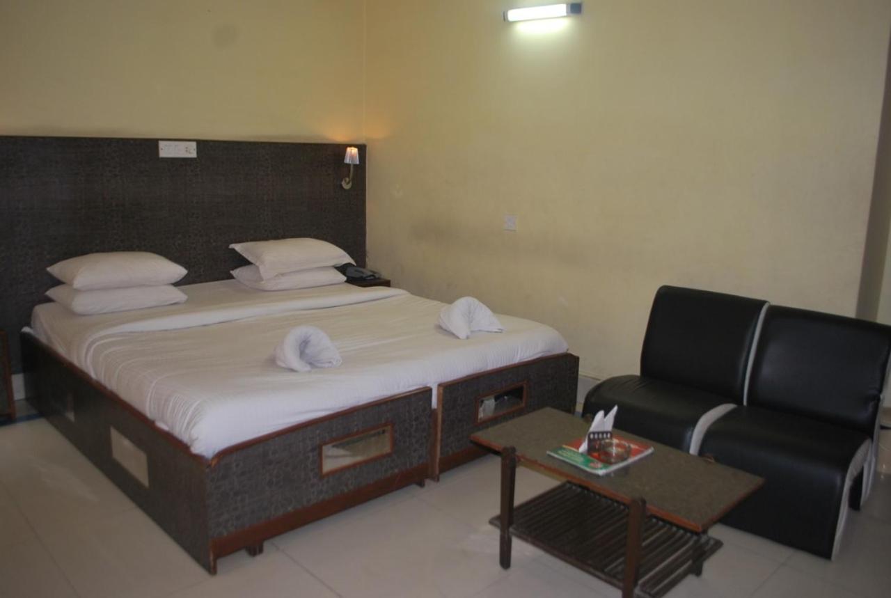 Hotel Heera International Calcutta Buitenkant foto