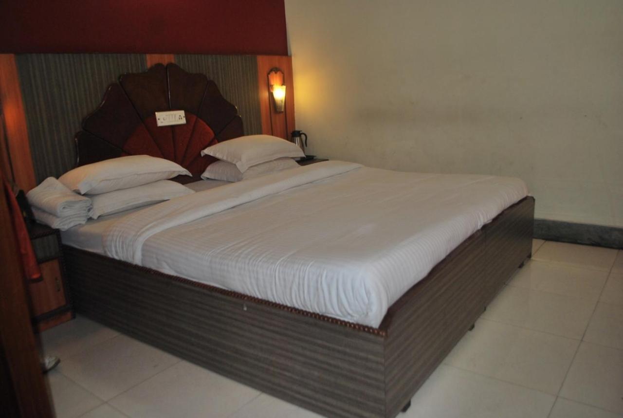 Hotel Heera International Calcutta Buitenkant foto